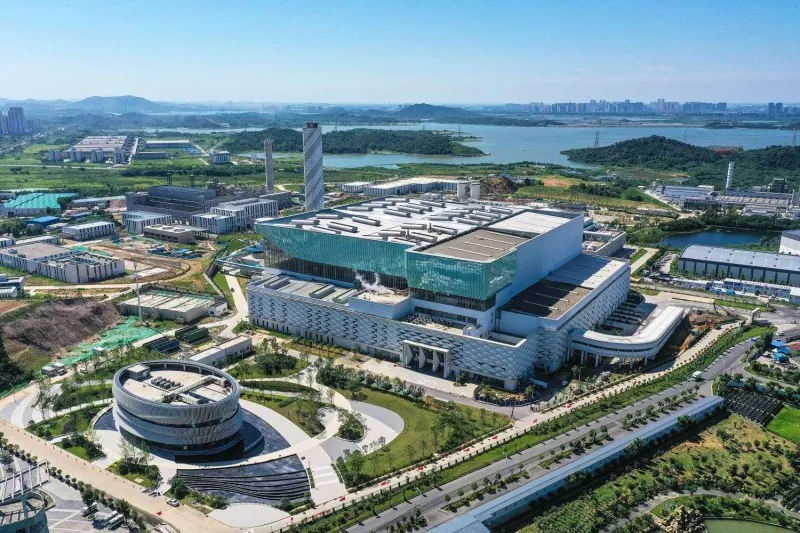 鉄骨造廃棄物焼却発電所を建設する前に総合的に考慮すべき要素は何ですか？